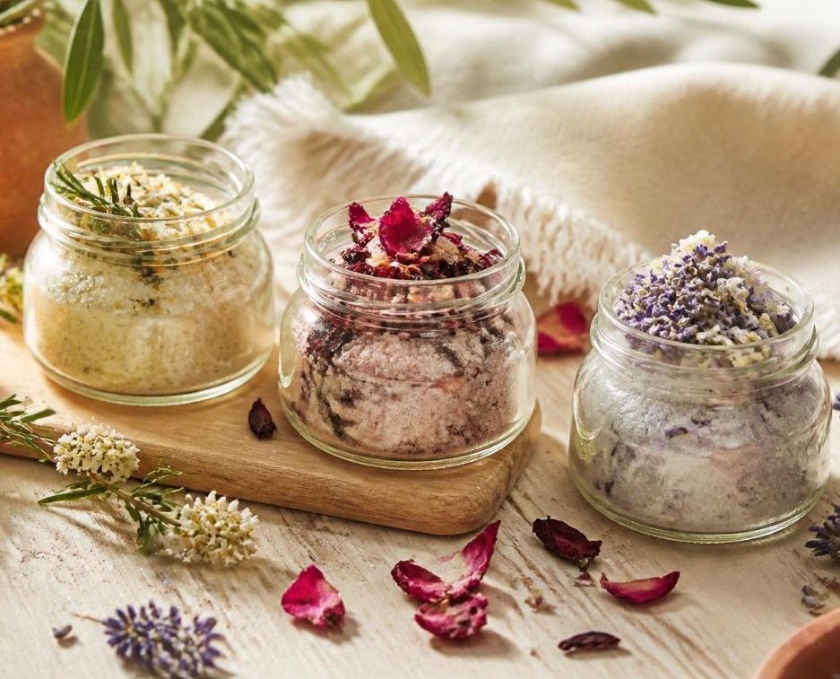 Rose & hibiscus, romarin & citron, lavande & vanille : quelques pincées transforment une pâtisserie, un fruit frais ou le bord d’un verre. Image